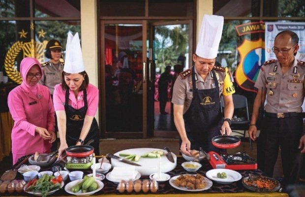 Foto: Kapolres Batu,  AKBP Budi Hermanto, SIK,  M. Si didampingi Ny.  Enic Budi Hermanto saat memasak 