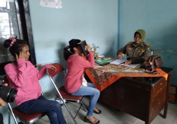 Foto: Salah satu pasangan bukan muhrim saat dimintai keterangan di kantor Satpol PP Sumenep