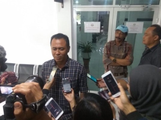 Foto: Kasatreskrim Polres Batu, AKP Anton Widodo, SH, saat diwawancarai para awak media.