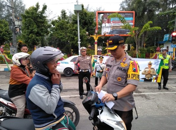 Foto: Kapolres Sampang AKBP Budi Wardiman SH. SIK. MH saat memberikan sosialisasi ke pengguna jalan