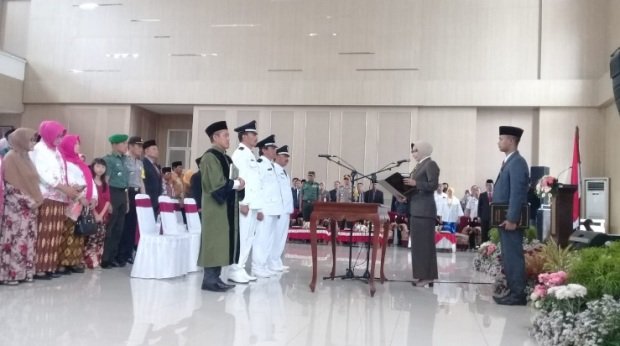 Foto: Walikota Batu, Dewanti Rumpoko saat melantik tiga Kepala Desa terpilih.