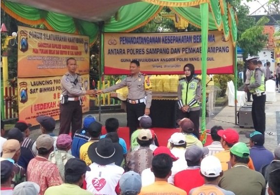 Foto: nyangkruk Bareng Kapolres Sampang bersama 150 abang becak dan bentor