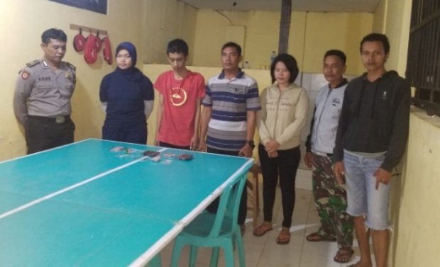 Foto: Tersangka pengidar narkoba diapit dua polwan cantik