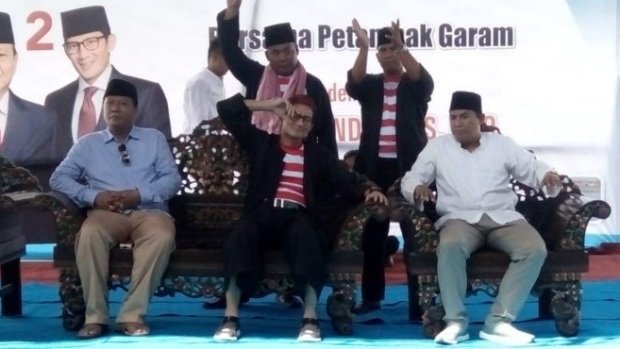 Foto: Sandi saat menyapa petani garam di Desa Karang Anyar Sumenep