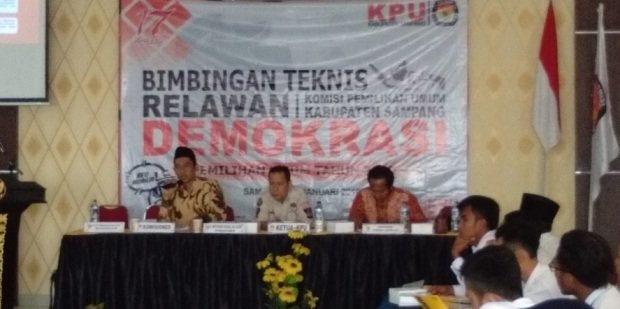 Foto: Pengukuhan 55 Relawan Demokrasi  di Sampang