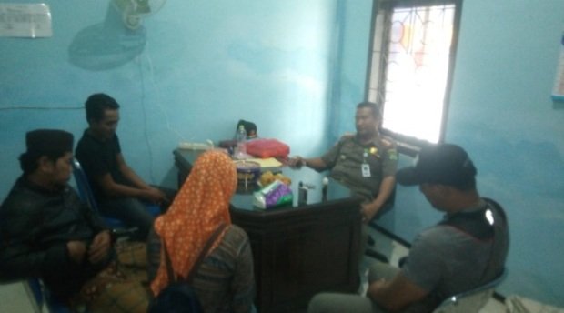 Foto: Pasangan Bukan Muhrim saat di Kantor Satpol PP Sumenep 