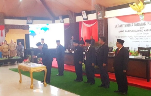 Foto: Serah terima jabatan dari Pj Bupati ke Bupati Sampang terpilih