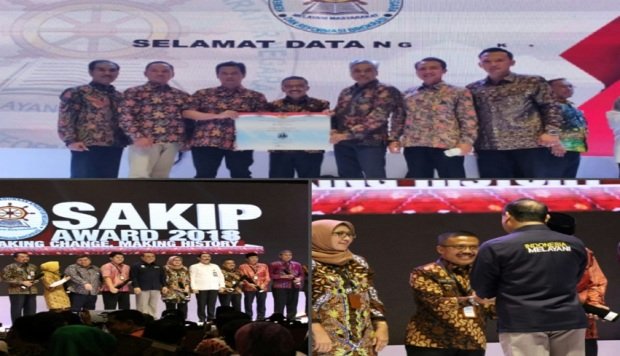 Foto: Menteri PAN RB Syafruddin, saat menyerahkan hasil evaluasi akuntabilitas Pemda Wilayah II kepada Wawali Batu, H. Punjul Santoso.