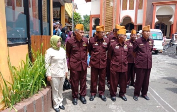 Foto: Siti Fatmawati (kiri) saat foto bersama para Pejuang Veteran