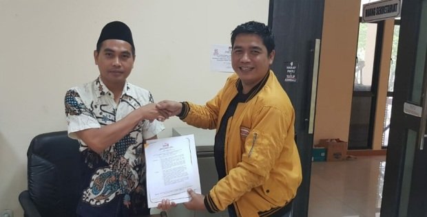 Foto: Penyerahan Surat Keputusan DPP Partai Hanura Nomer  : SKEP 092/DPP-HANURA/II/2019 Oleh Sekretaris DPC Hanura Kepada Ketua KPU Kabupaten Bekasi, Jum'at (15/2/2019).