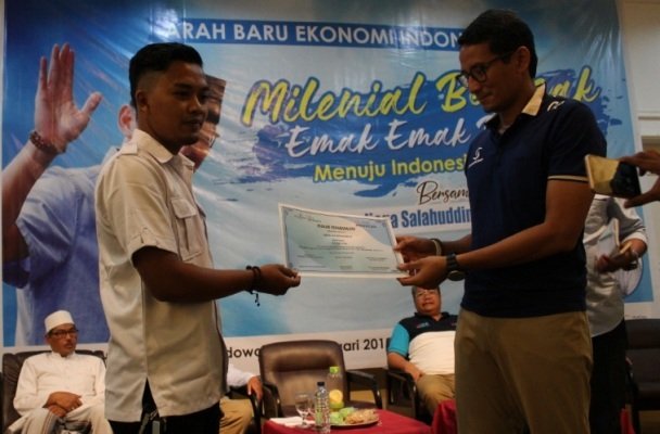 Foto: Penyerahan sertifikat pelatihan kewirausahaan ok oce prasasti  kepada peserta