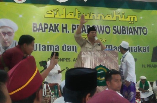 Foto: Prabowo Subianto saat menyampaikan orasinya dihadapan ribuan ulama dan habaib di Sumenep