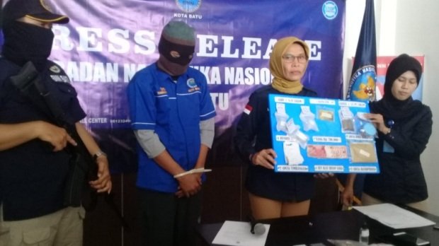 Foto: AKBP Mudawaroh, Kepala BNN Kota Batu, menunjukkan barang bukti saat press release di kantornya