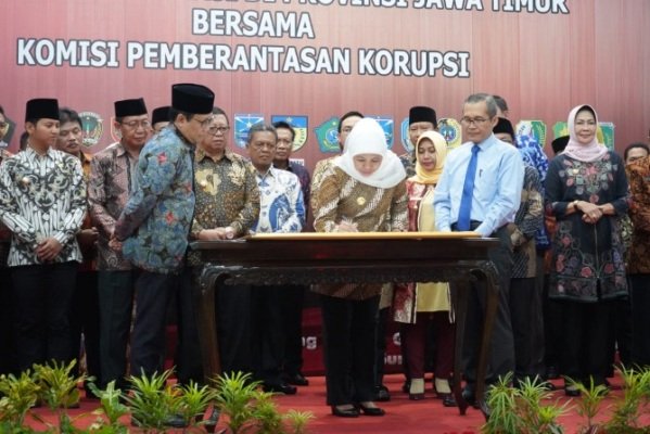 Foto: Gubernur Jatim Kofifah Indar Parawansahu saat Tmenandatangani Komitmen Program Pemberantasan Korupsi Terintegrasi di Surabaya