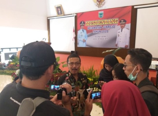 Foto: Wawalikota Batu Punjul Santoso saat diwawancarai para awak media