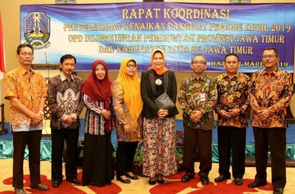 Foto Bersama Walikota Batu, Dewanti Rumpoka saat acara Rapat Koordinasi penyelesaian kenaikan pangkat periode 1 April 2019