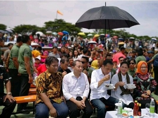 Foto: Jokowi saat mencicipi Bakso di Acara Papmiso
