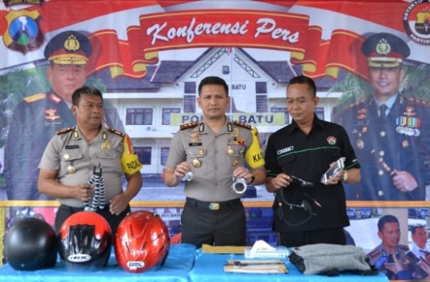 Foto: Kapolres Batu AKBP Budi Hermanto, SIK, M.Si saat Press Release Kasus Begal Motor Empat Mahasiswa Unitri Malang