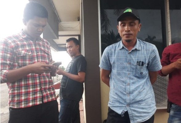 Foto: Kepala Desa Pamdeman, Abdul Jalil,usai menjalani pemeriksaan penyidik pidkor di Mapolres Sumenep