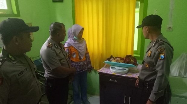 Foto: Bayi malang yang dibuang di kuburan saat di Puskesmas Talango