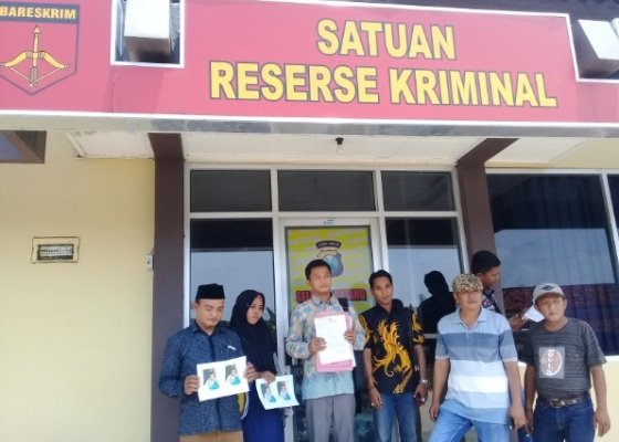 Foto: keluarga korban pencabulan saat mendatangi mapolres sumenep