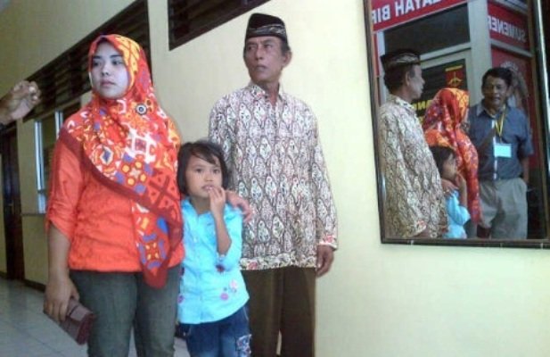 Foto: Yuliani istri PNS yang diduga tewas dibunuh orang tak dikenal saat mendatangi mapolres sumenep bersama anak dan bapakanya