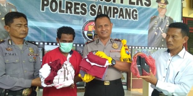 Foto: Pelaku Pencabulan Tiga Bocah SD diapit petinggi Polres Sampang