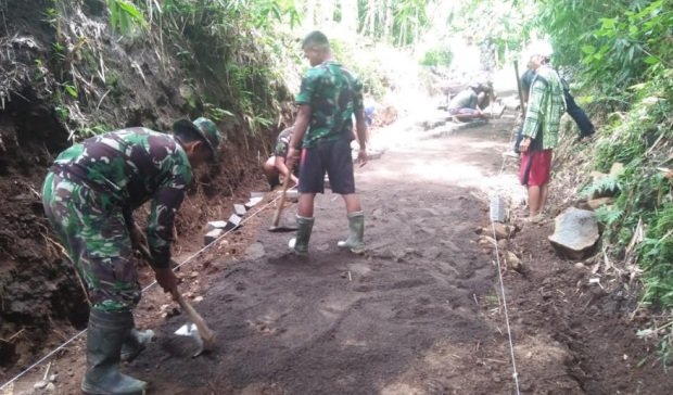 Foto: Satgas Yonif 527/BY saat mengerjakan Pavingisasi di Jember
