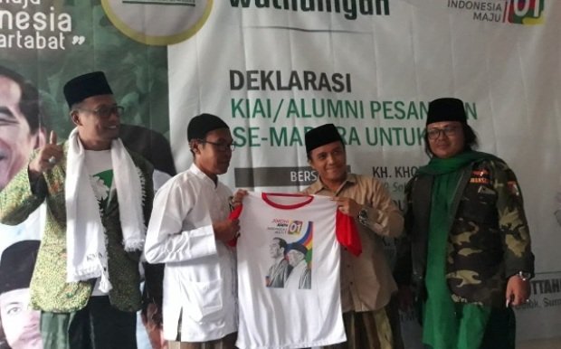 Foto : KH. Faris Hamdi Siraj saat menyerahkan kaos bergambar pasangan Joko Widodo (Jokowi) dan Ma'ruf Amin kepada salah satu kiai saat acara deklarasi dukungan pada Capres dan Cawapres nomor urut 01.