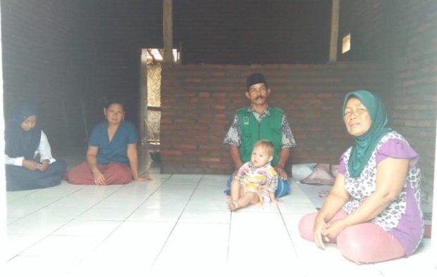 foto: Tarsi, salah satu warga dusun Karang Kebun, desa Gunung Malang
