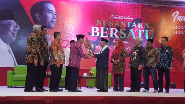 penyerahan gunungan simbol Nusantara ke KH Ma'ruf Amin