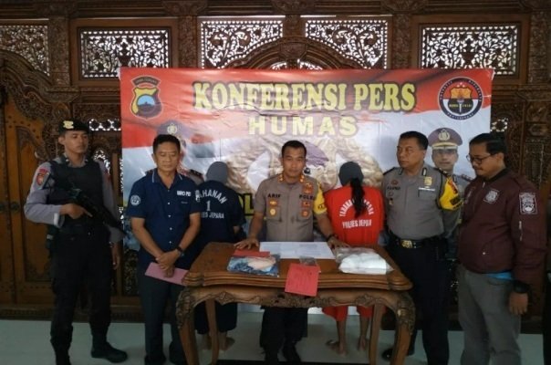Foto: Kapolres Jepara AKBP Arif Budiman (tengah) saat gelar perkara di gedung mapolres, Rabu (27/3).