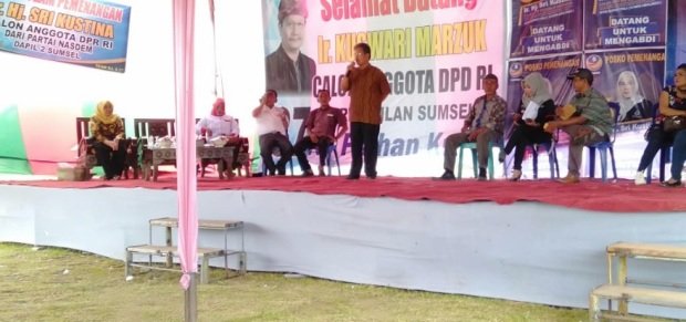Foto:  Ir. Kuswari Marzuk Calon DPD - RI) saat berada ditengah-tengah masyarakat
