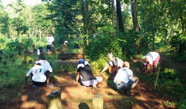 foto: tampak masyrakat melakukan kerja bakti 