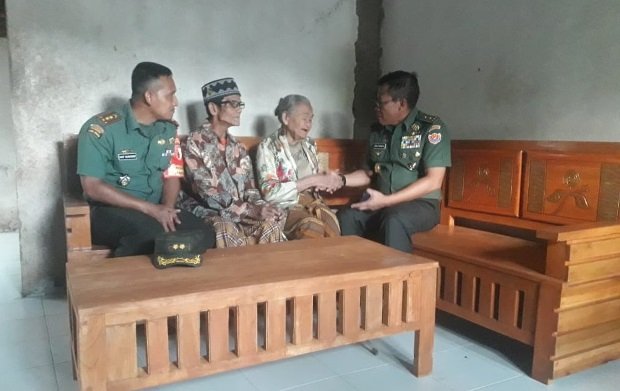 foto: nampak bmah tipah sedang duduk dirumahnya yang baru di renofasi