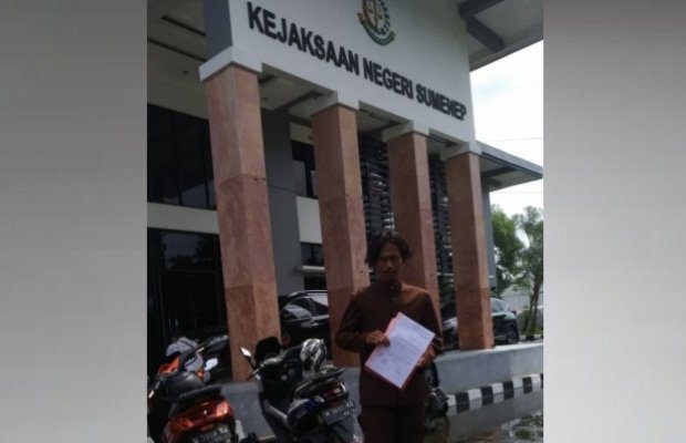 Foto: Alimullah, Ketua Ormas GMPK Pasongsongan saat melaporkan kasus rastra padangdangan ke kejari
