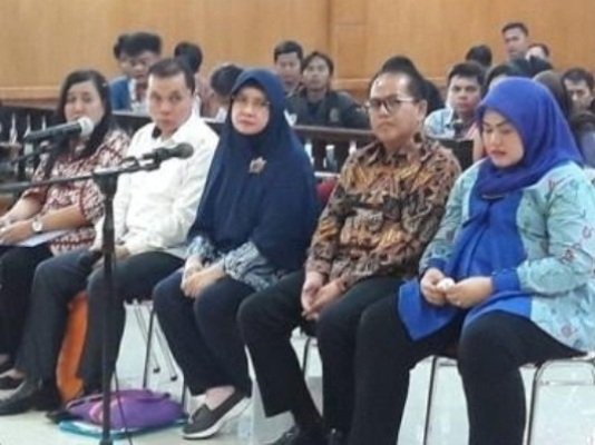 Foto: Neneng Hassanah Yasin (Kanan Jilbab biru)