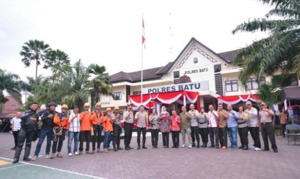 Foto: Kapolres Batu saat sesi foto bersama Walikota Batu, Wakil Walikota Batu dan jajaran Polres Batu