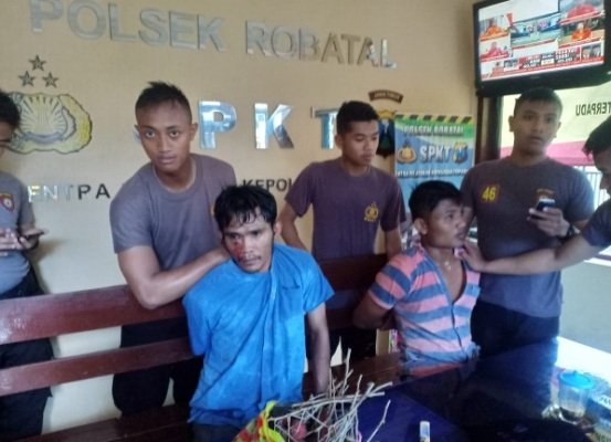 Foto: Pelaku pencurian kotak suara saat diamankan petugas