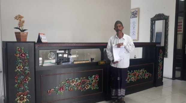 Foto:Moh. Jupri, warga desa lapa laok saat di Kejari Sumenep