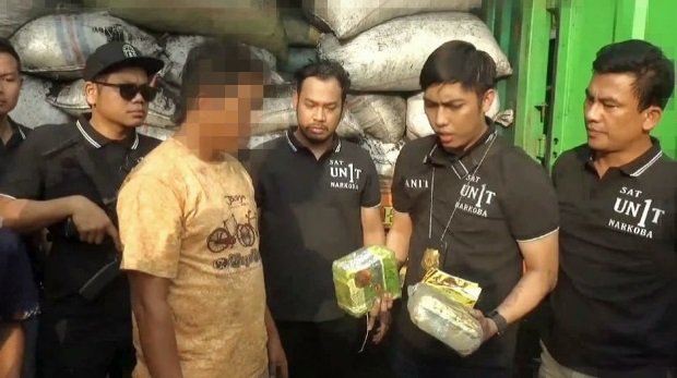 Foto: Satuan Unit Narkoba sedang memeriksa