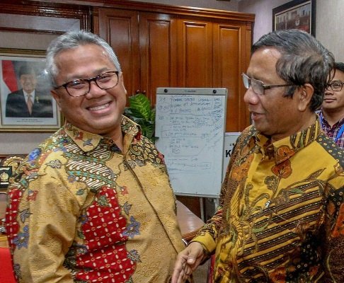 foto: Mahfud MD dan Ketua Komisi Pemilihan Umum (KPU), Arief Budiman
