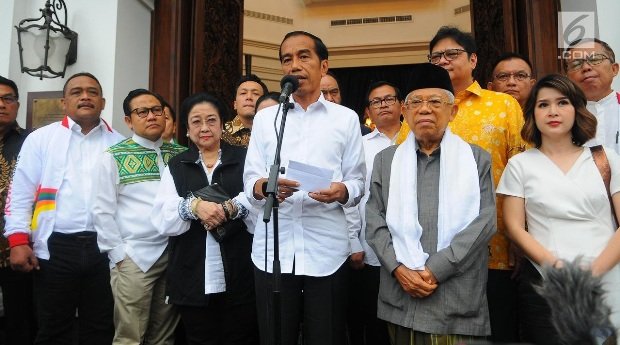foto: Calon Presiden dan Pakil presiden nomor urut 01 Joko Widodo-Ma'ruf Amin didampingi sejumlah pimpinan partai politik pendukung memberikan keterangan pers usai menggelar pertemuan tertutup di Plataran Menteng, Jakarta, kamis (18/04)