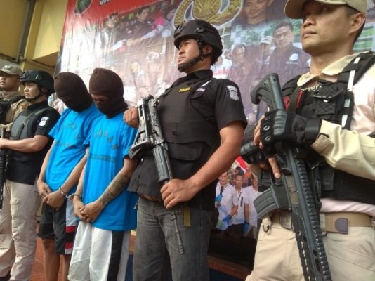 Foto: Dua karyawan cuci steam saat di Mapolres Jakarta barat