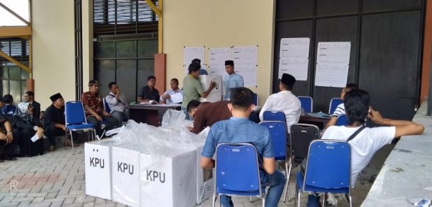 Foto: Hitung ulang hasil surat suara yang diduga bermasalah 