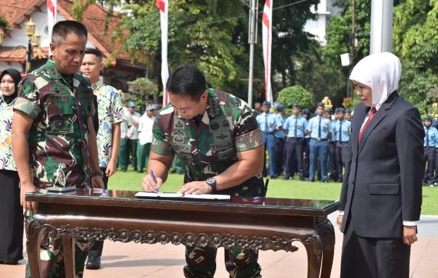 Foto: Khafifah pun ikut andil dalam Pemprov Jatim dan TNI-AD Kerjasama Wujudkan SMA Unggulan
