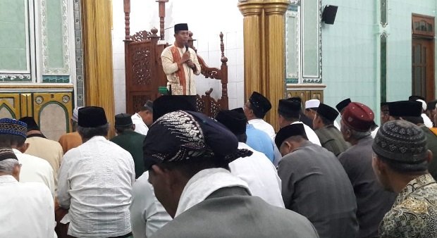 Foto:Dandim 0831/Surabaya Timur Khutbah di Masjid Roudlotul Jannah Surabaya