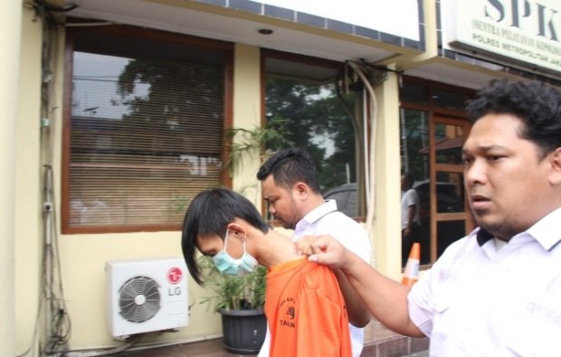 Foto: Pelaku pembunuhan bayi saat digelandang petugas