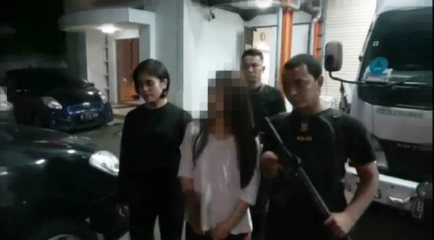 Foto: wanita cantik asal cina saat diamankan petugas