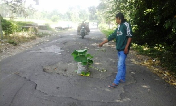 Foto: salahsatu warga menunjukkan Kondisi Jalan Rusak dan Berlubang di Desa Randuagung Sumberjambe